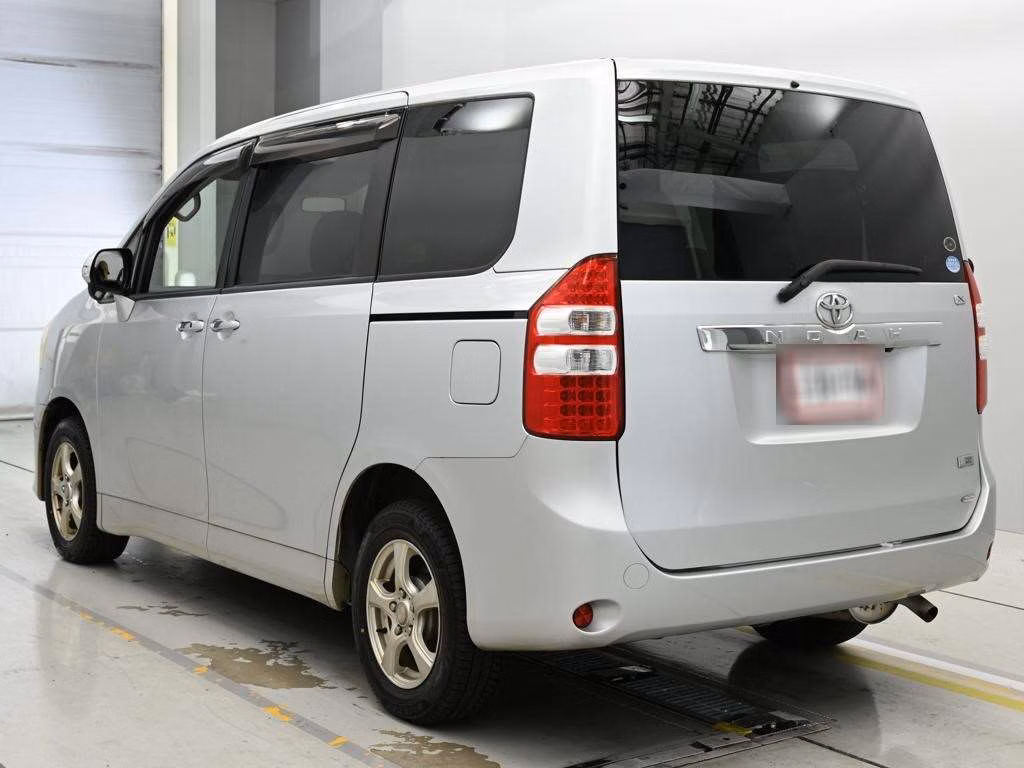 TOYOTA NOAH
