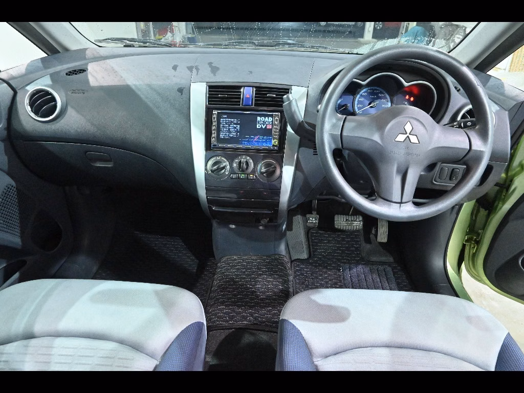 MITSUBISHI COLT