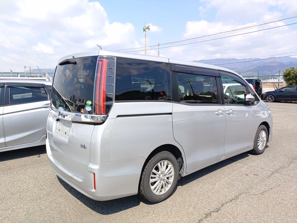 TOYOTA NOAH