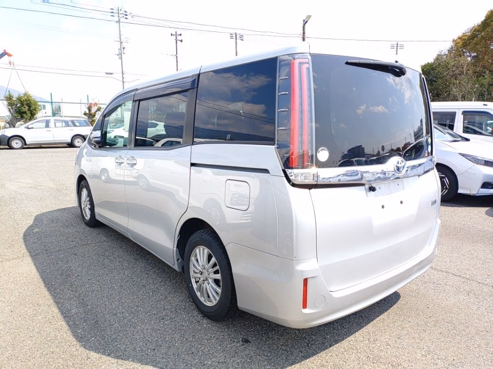 TOYOTA NOAH