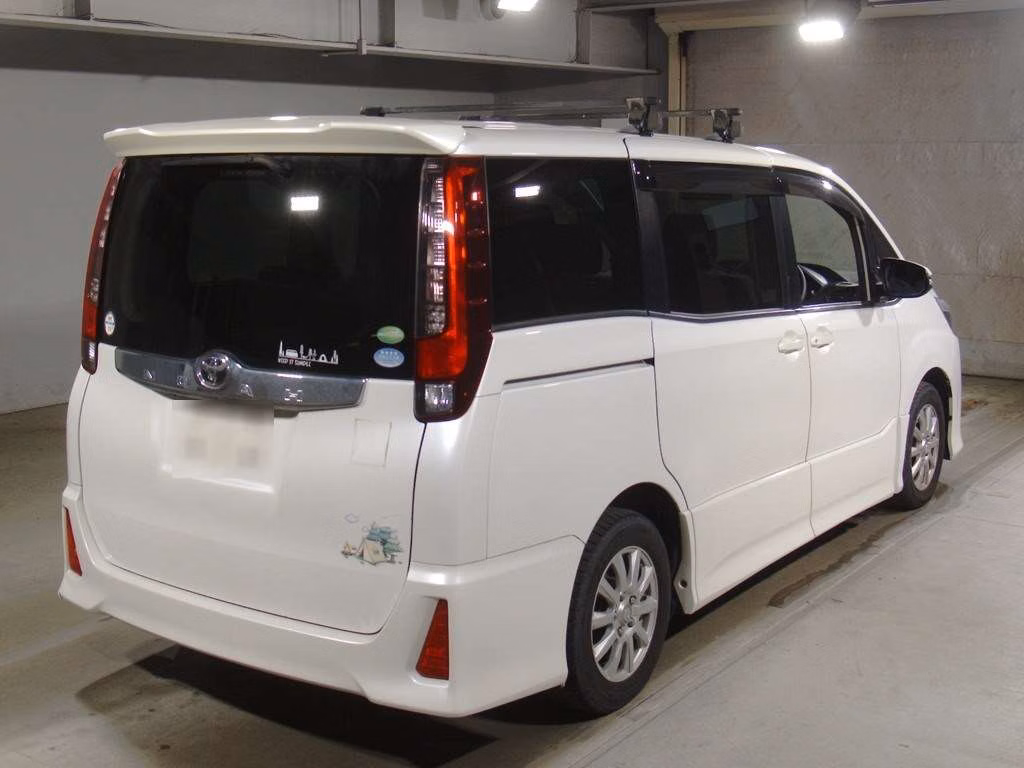 TOYOTA NOAH