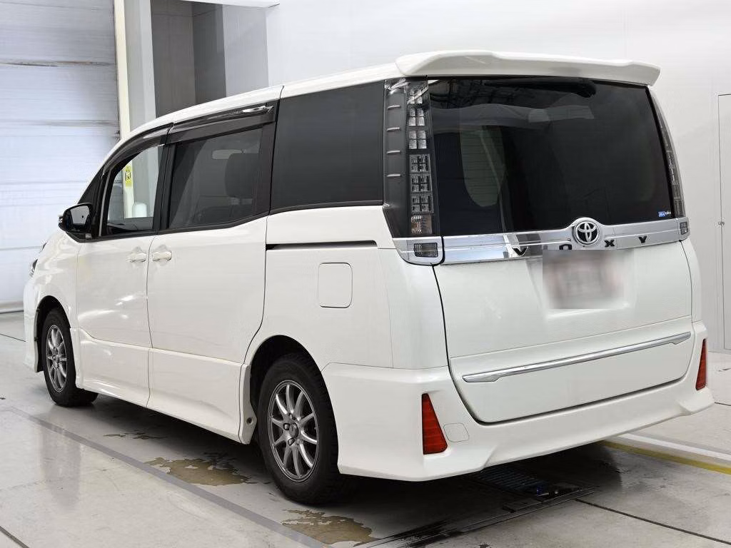 TOYOTA VOXY