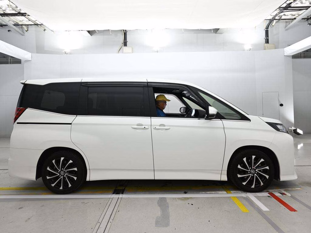 TOYOTA NOAH
