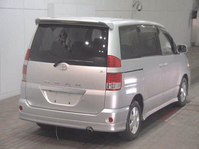 TOYOTA NOAH
