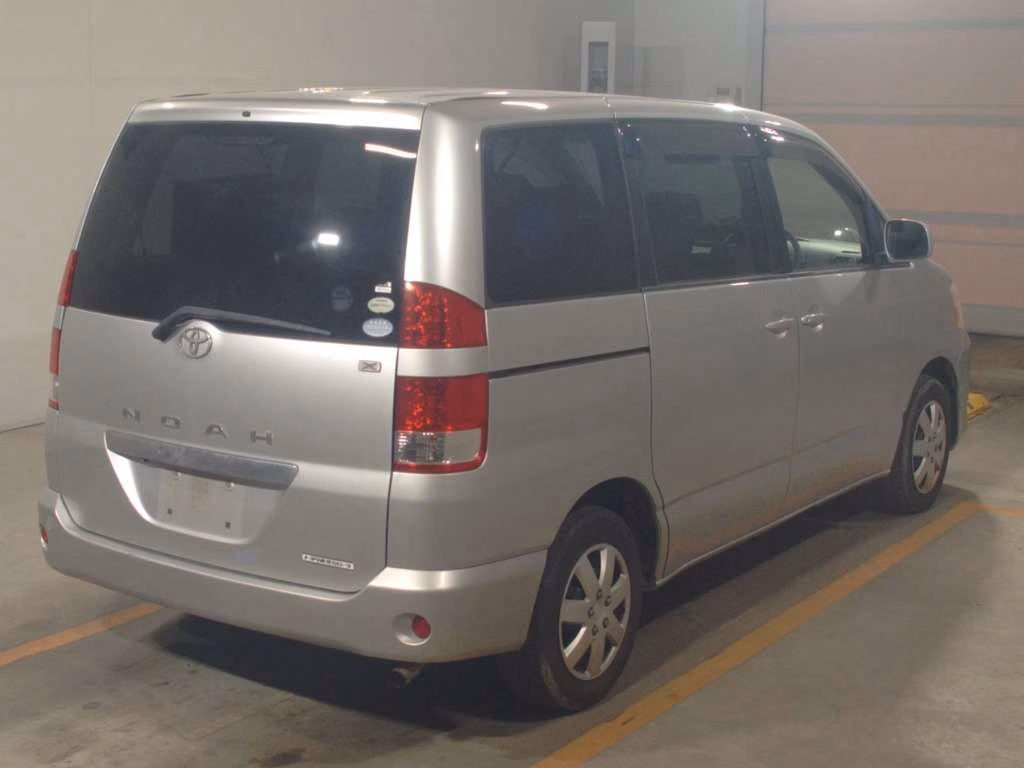 TOYOTA NOAH