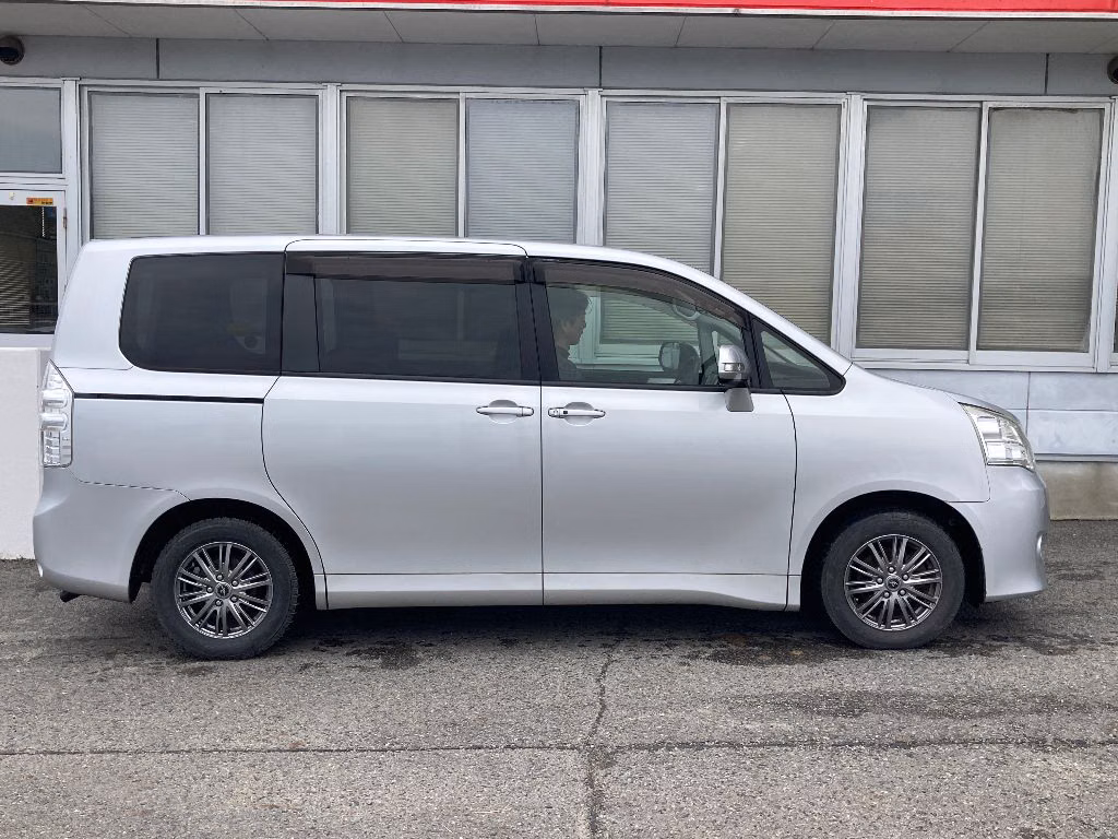 TOYOTA NOAH