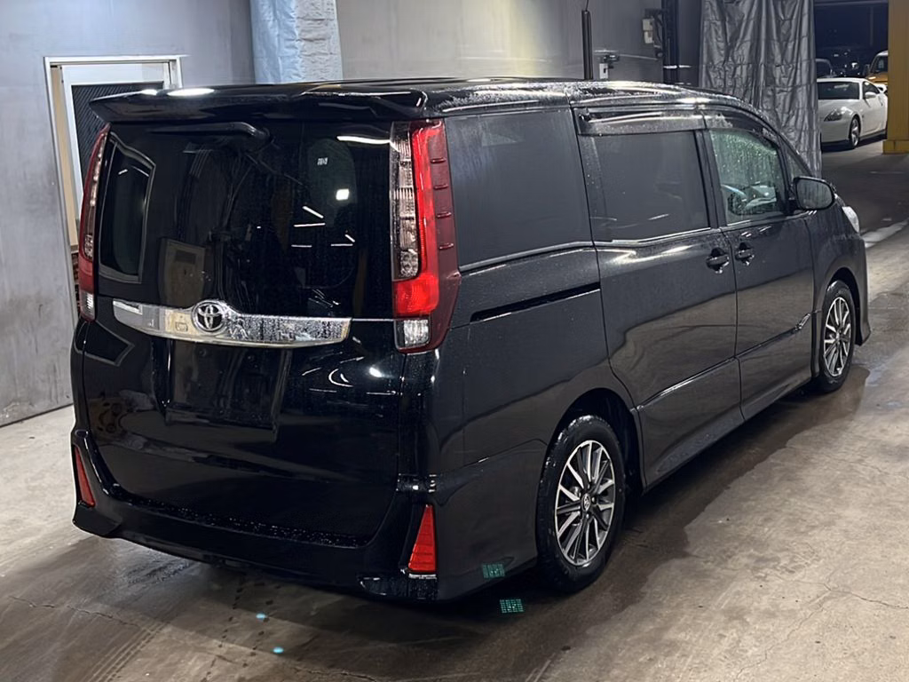TOYOTA NOAH