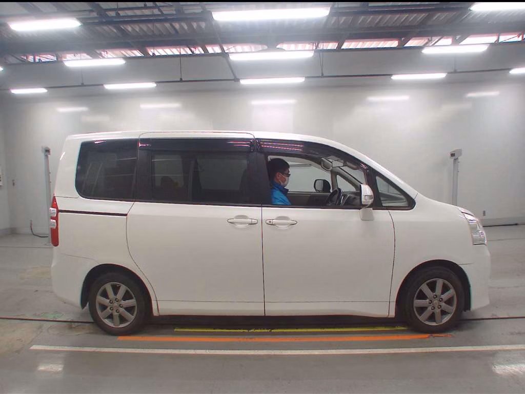 TOYOTA NOAH