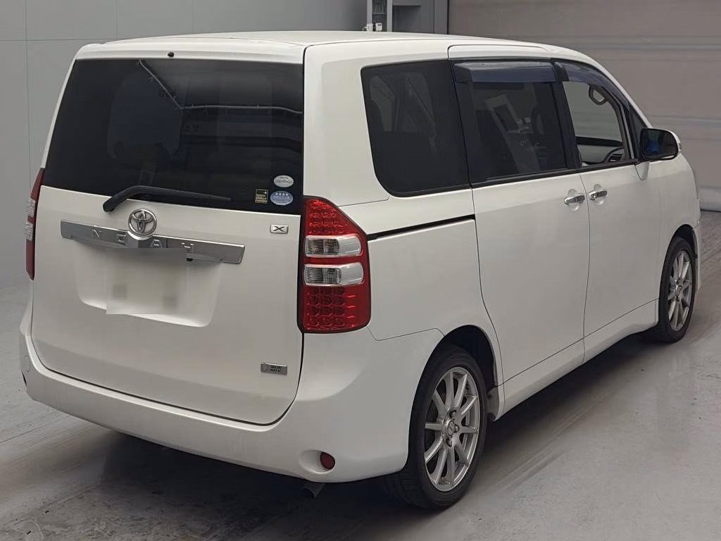 TOYOTA NOAH