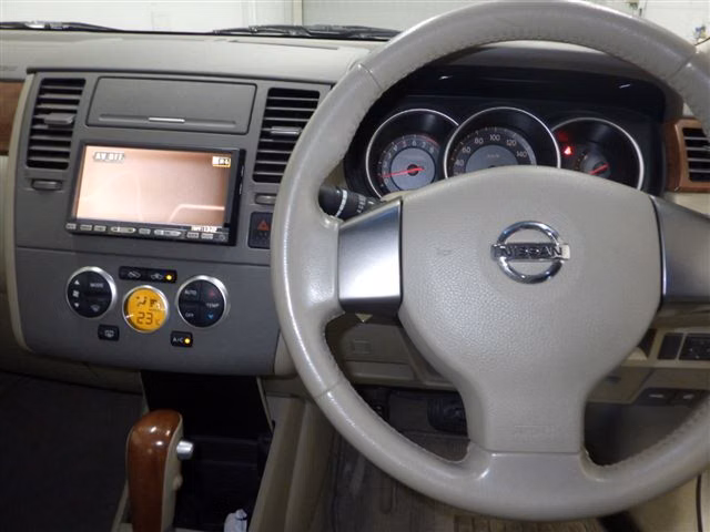 NISSAN TIIDA LATIO