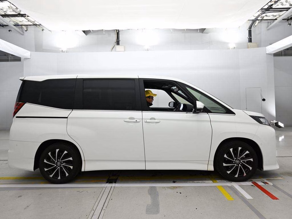 TOYOTA NOAH