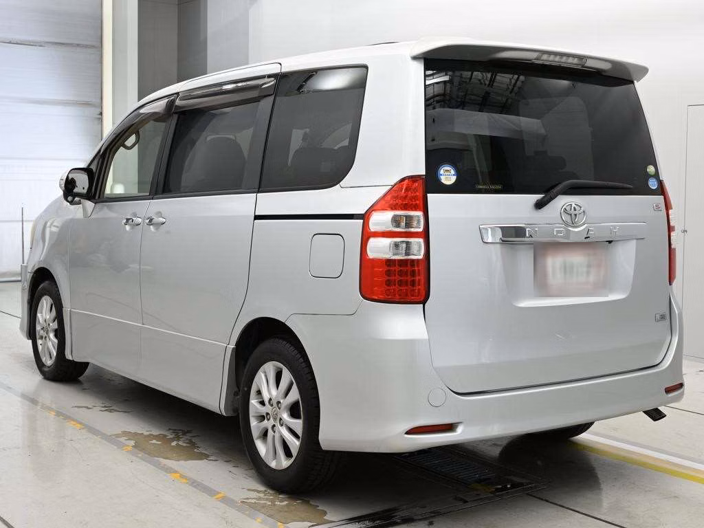 TOYOTA NOAH