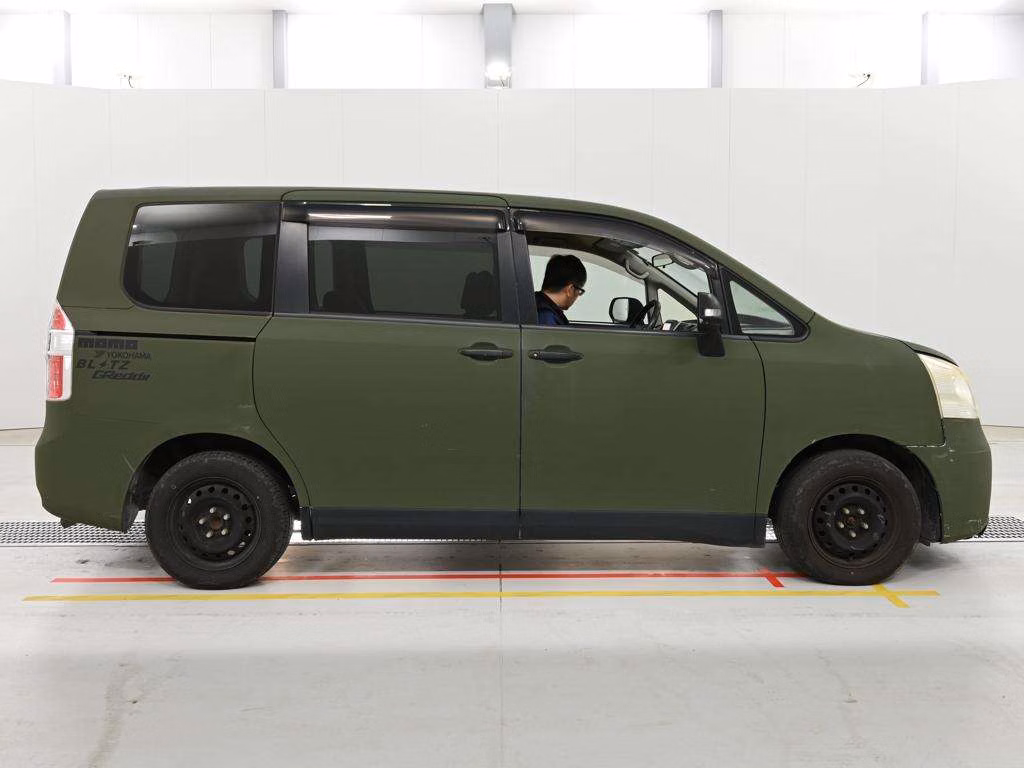 TOYOTA NOAH