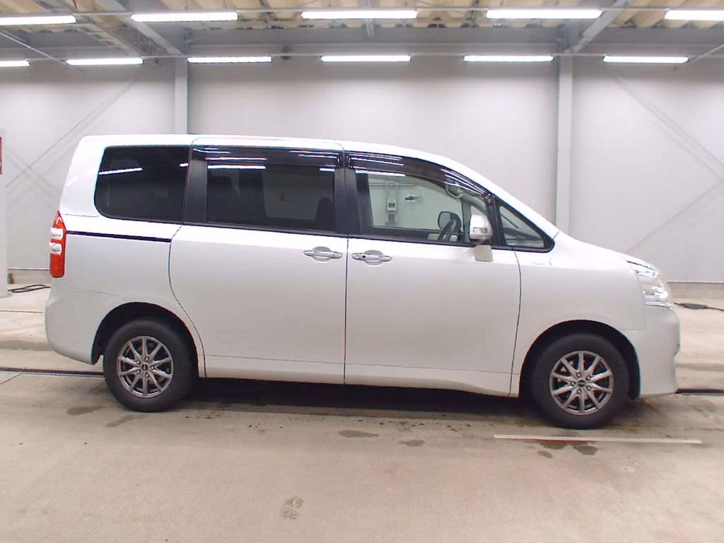 TOYOTA NOAH