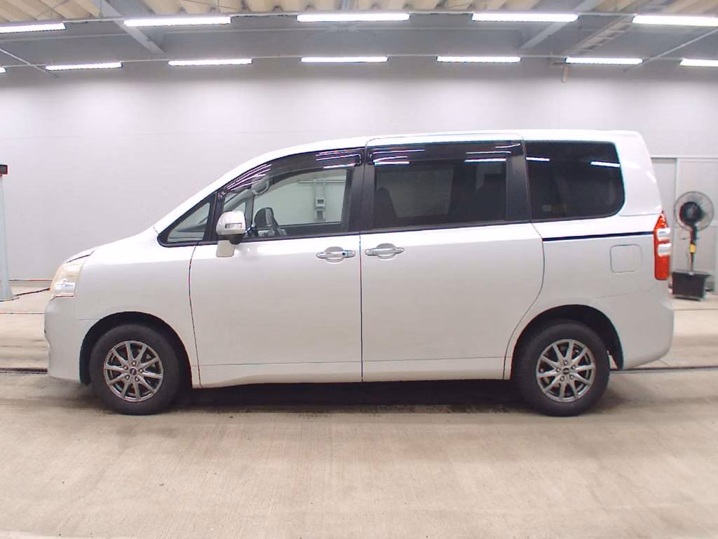 TOYOTA NOAH