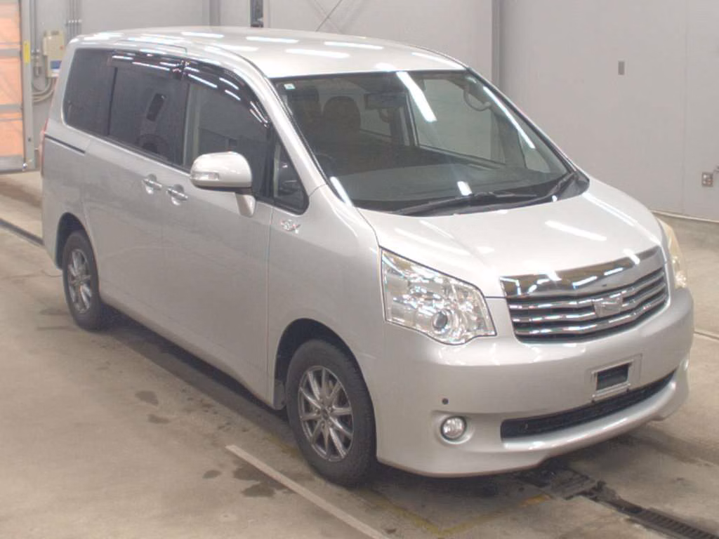 TOYOTA NOAH