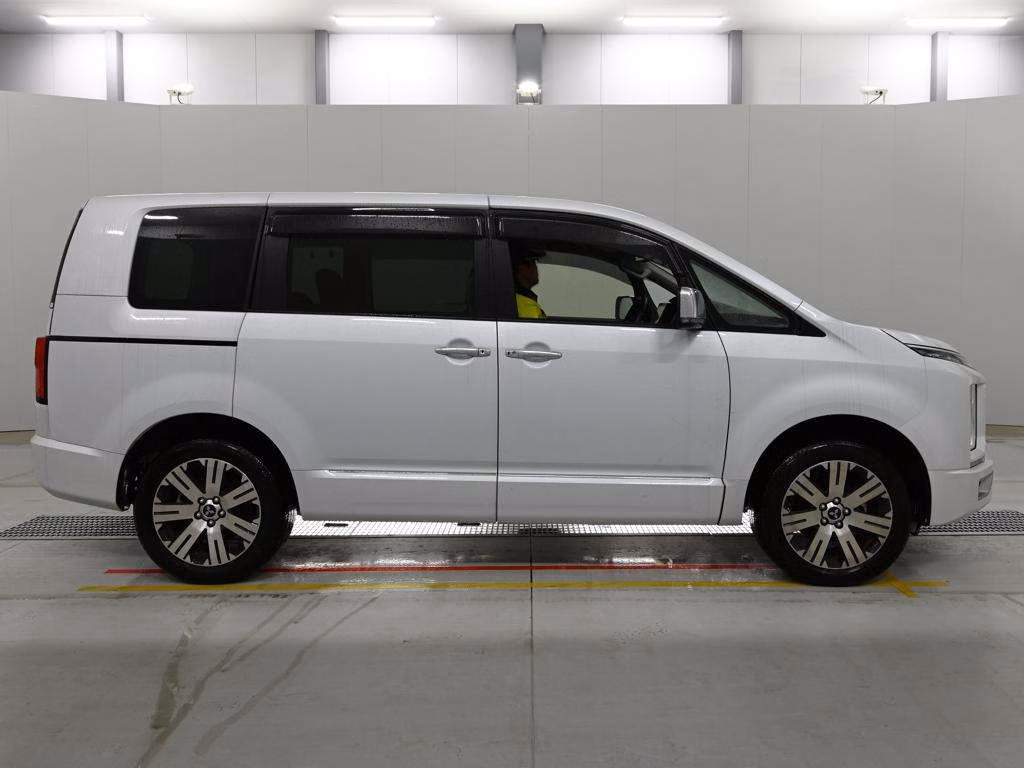 MITSUBISHI DELICA D:5