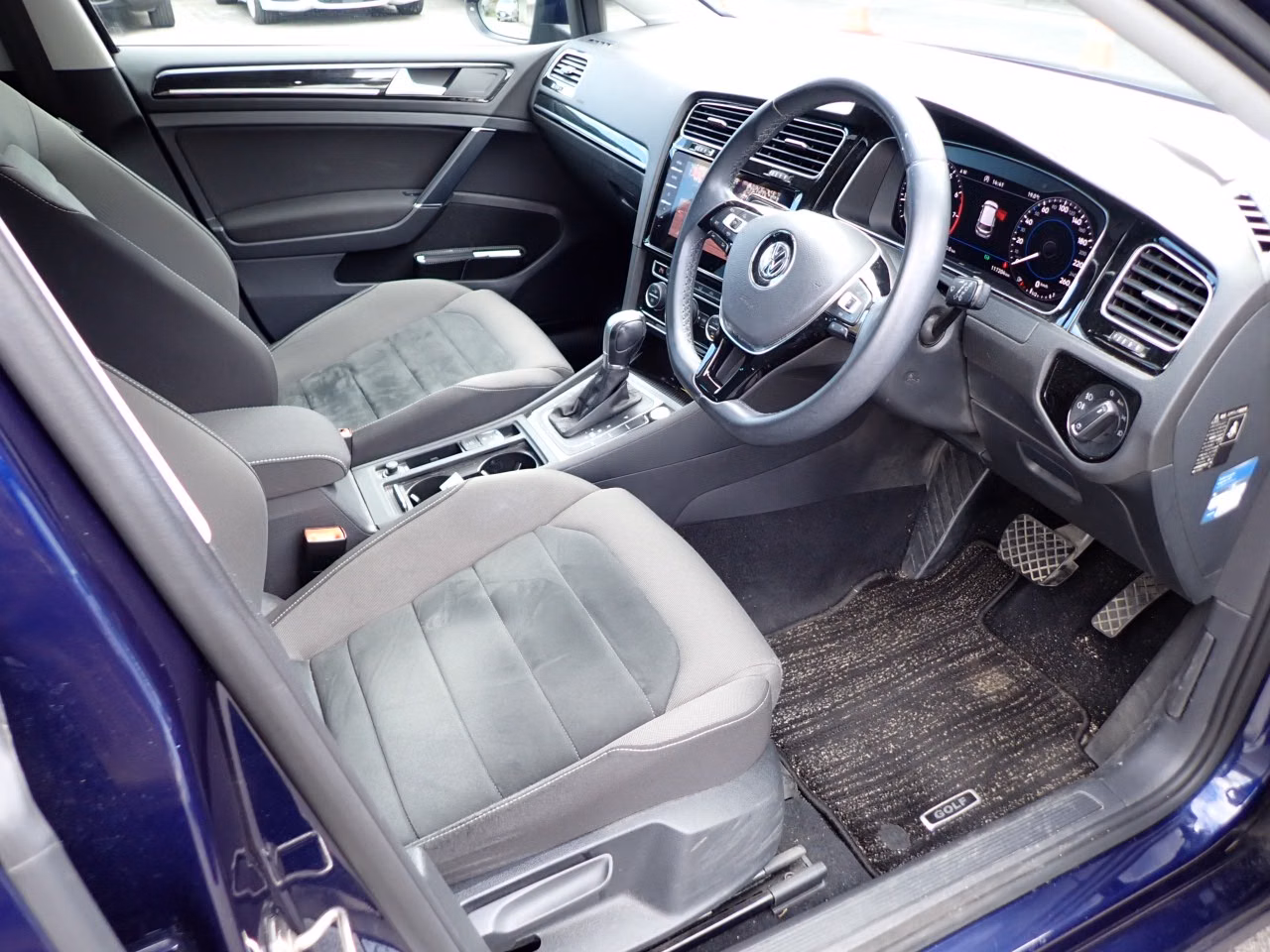 VOLKSWAGEN GOLF