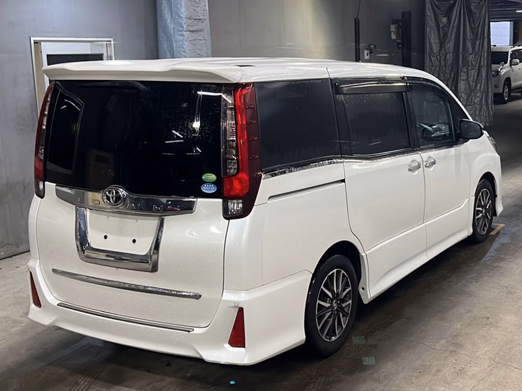 TOYOTA NOAH