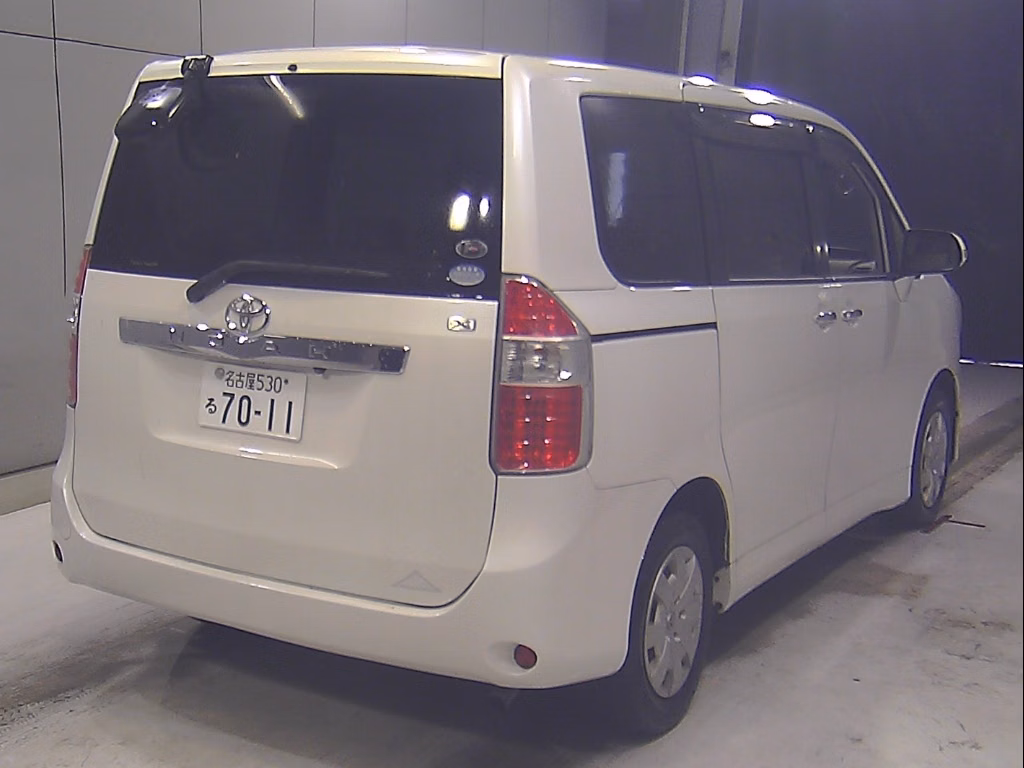 TOYOTA NOAH