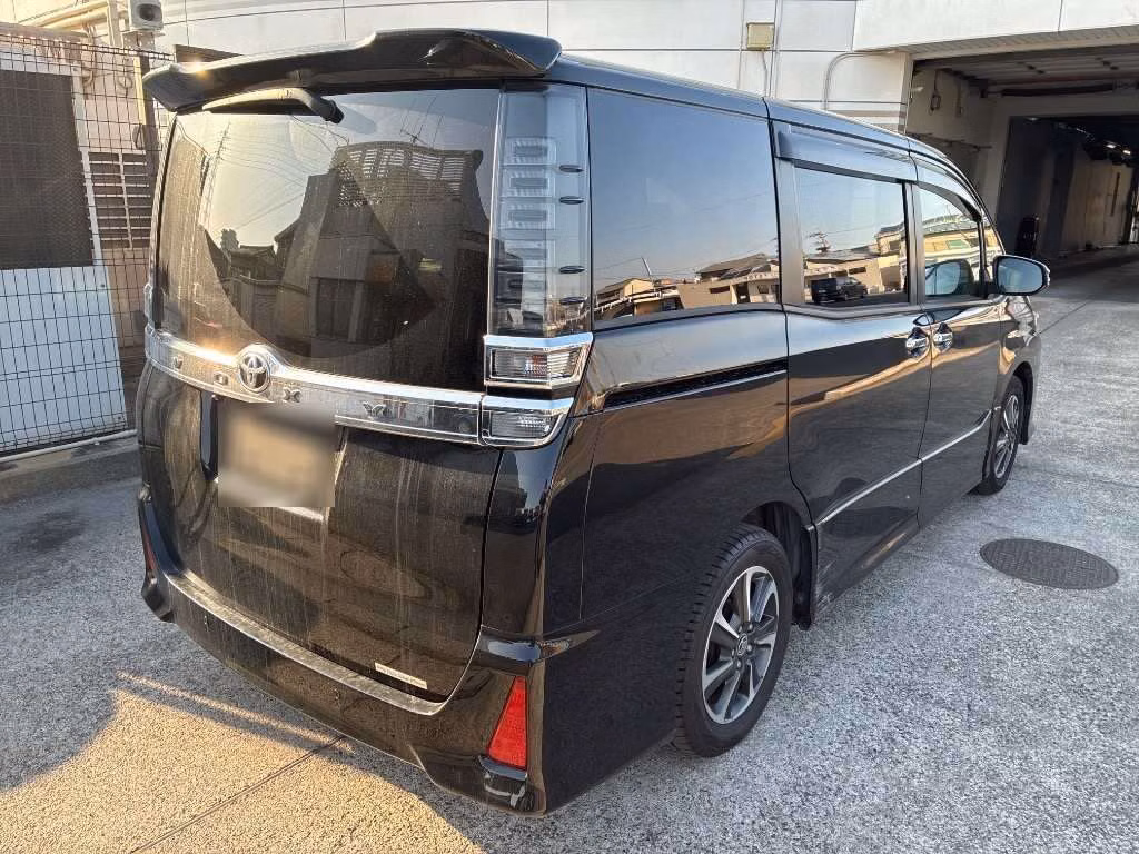 TOYOTA VOXY