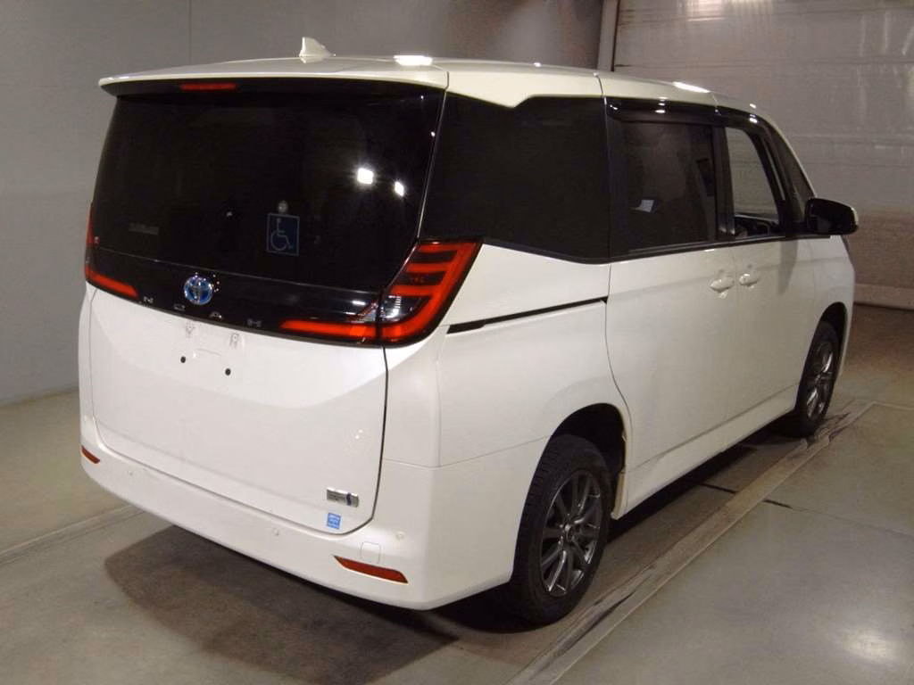 TOYOTA NOAH
