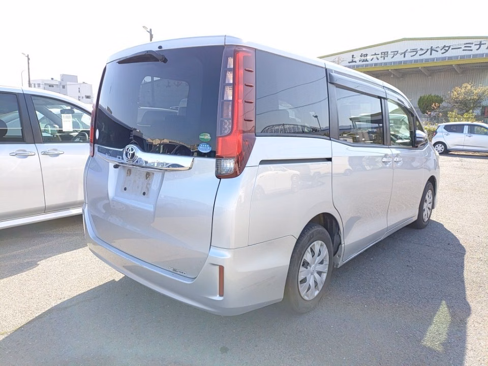 TOYOTA NOAH