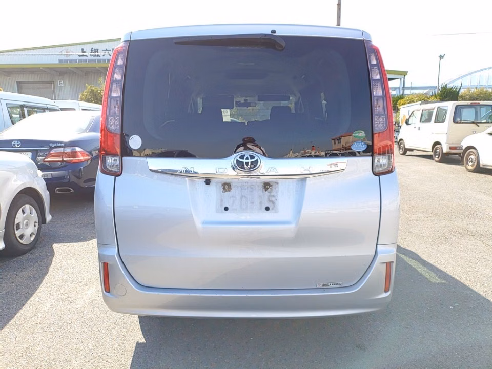 TOYOTA NOAH