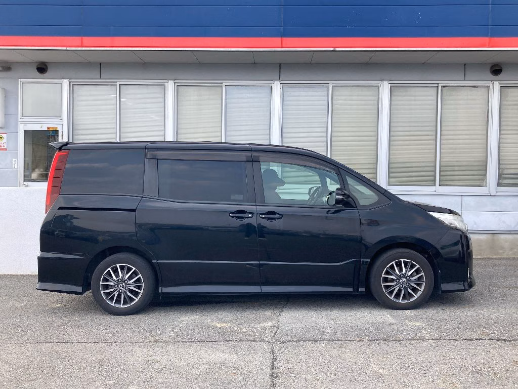 TOYOTA NOAH