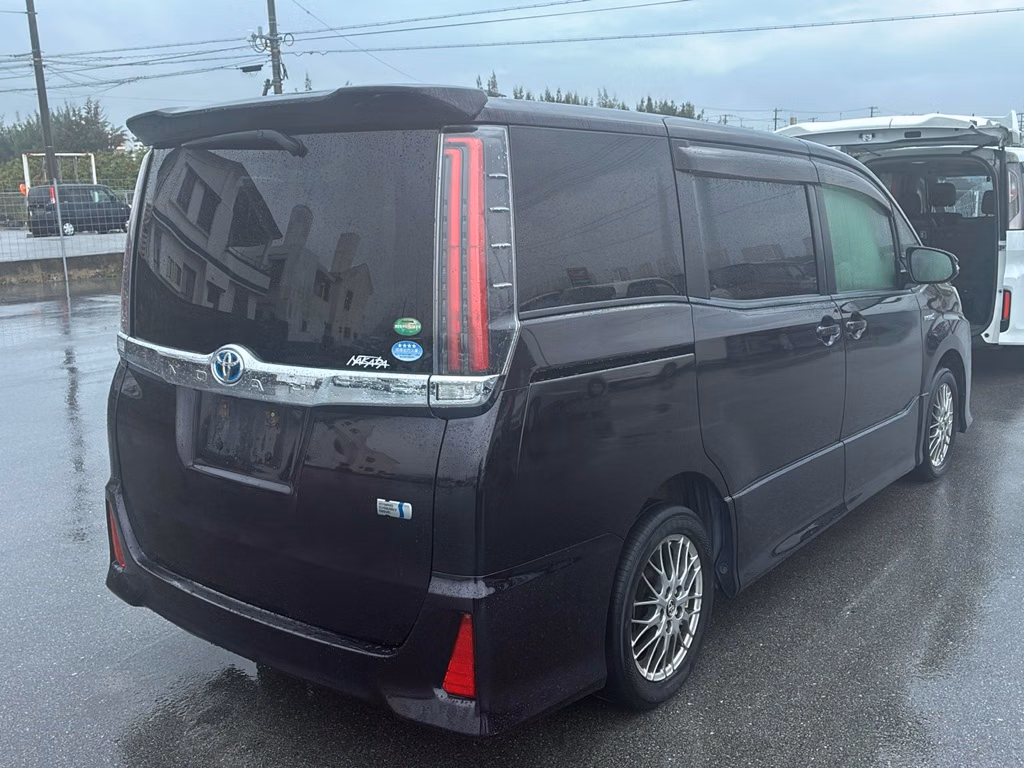 TOYOTA NOAH