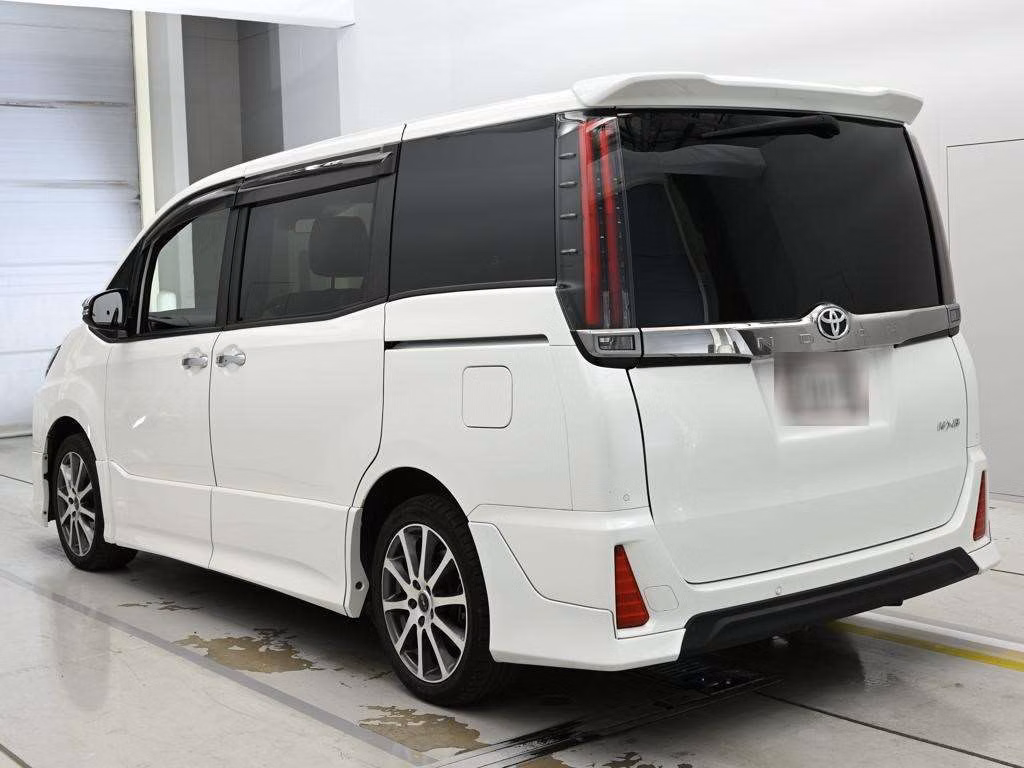 TOYOTA NOAH