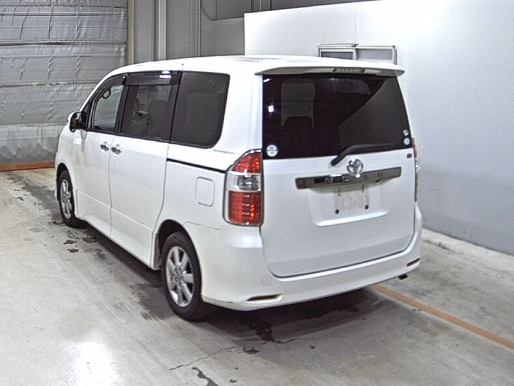 TOYOTA NOAH