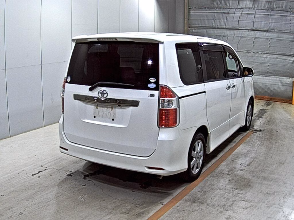TOYOTA NOAH