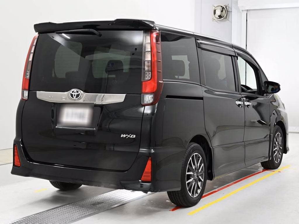 TOYOTA NOAH