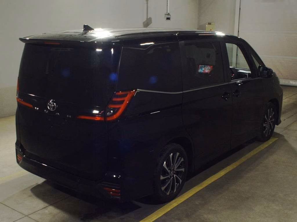 TOYOTA NOAH