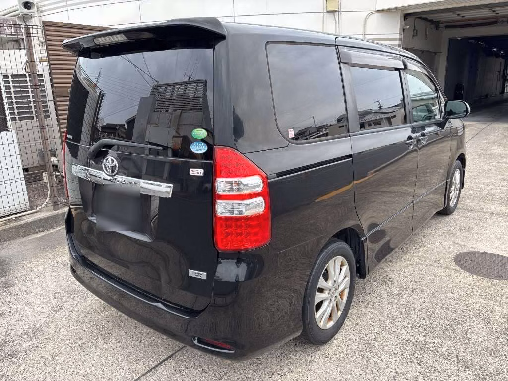TOYOTA NOAH