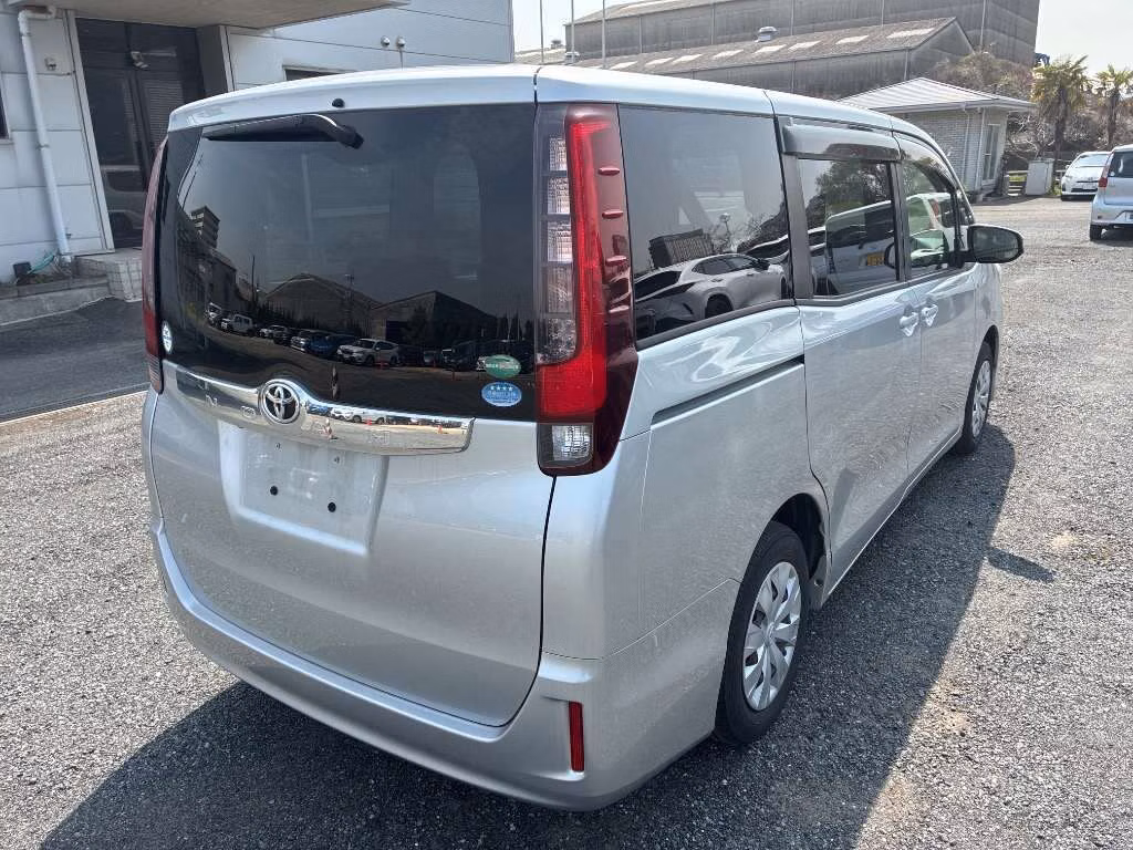TOYOTA NOAH