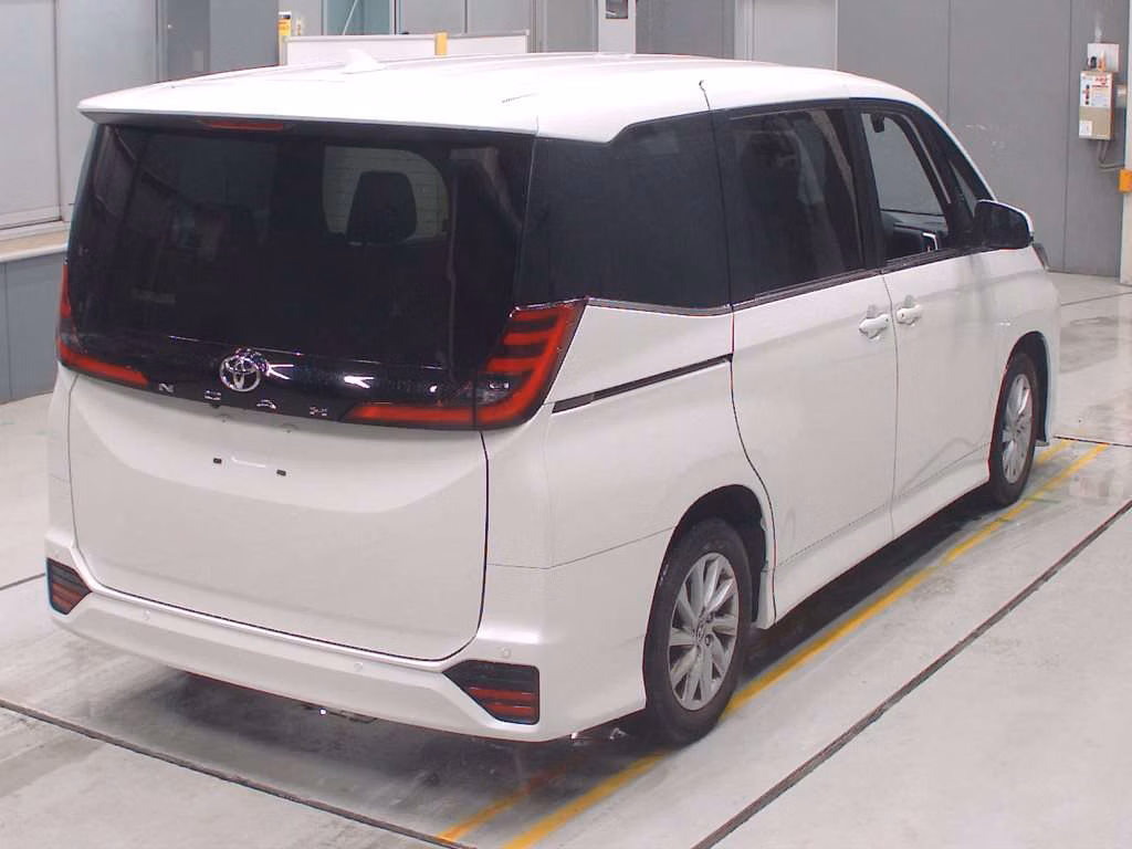 TOYOTA NOAH