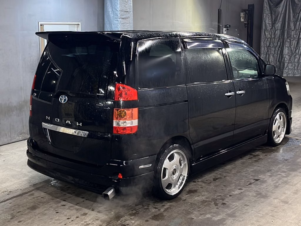 TOYOTA NOAH