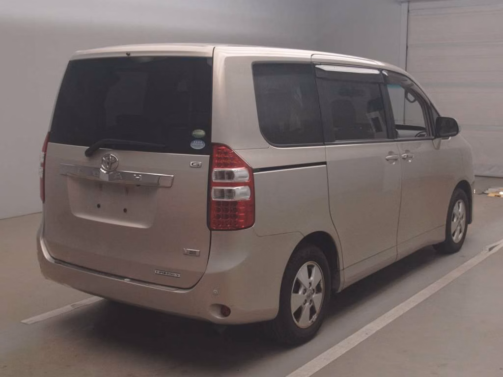 TOYOTA NOAH