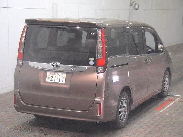 TOYOTA NOAH