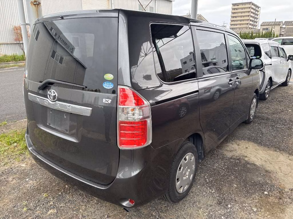 TOYOTA NOAH