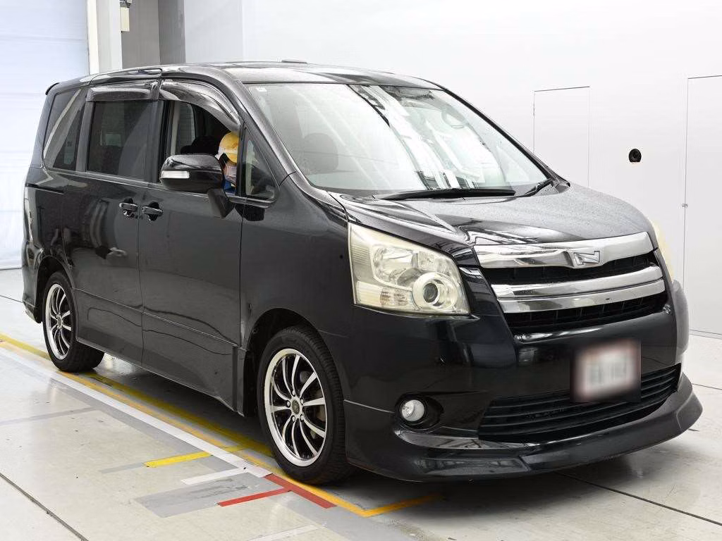 TOYOTA NOAH