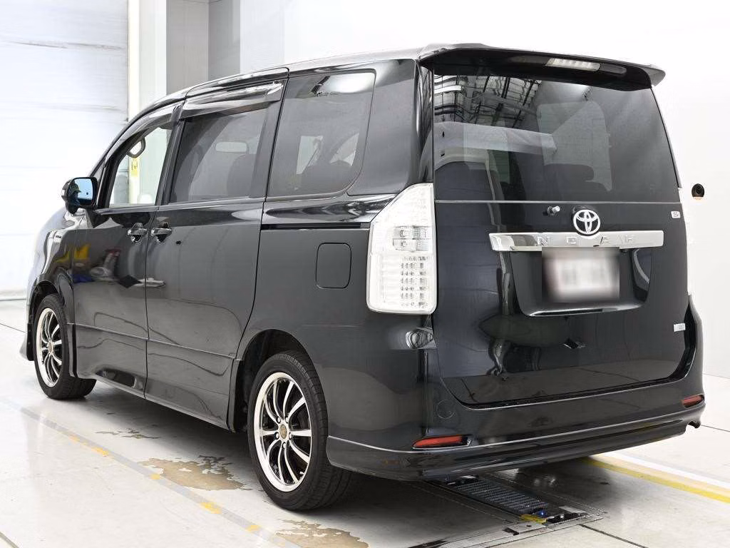TOYOTA NOAH
