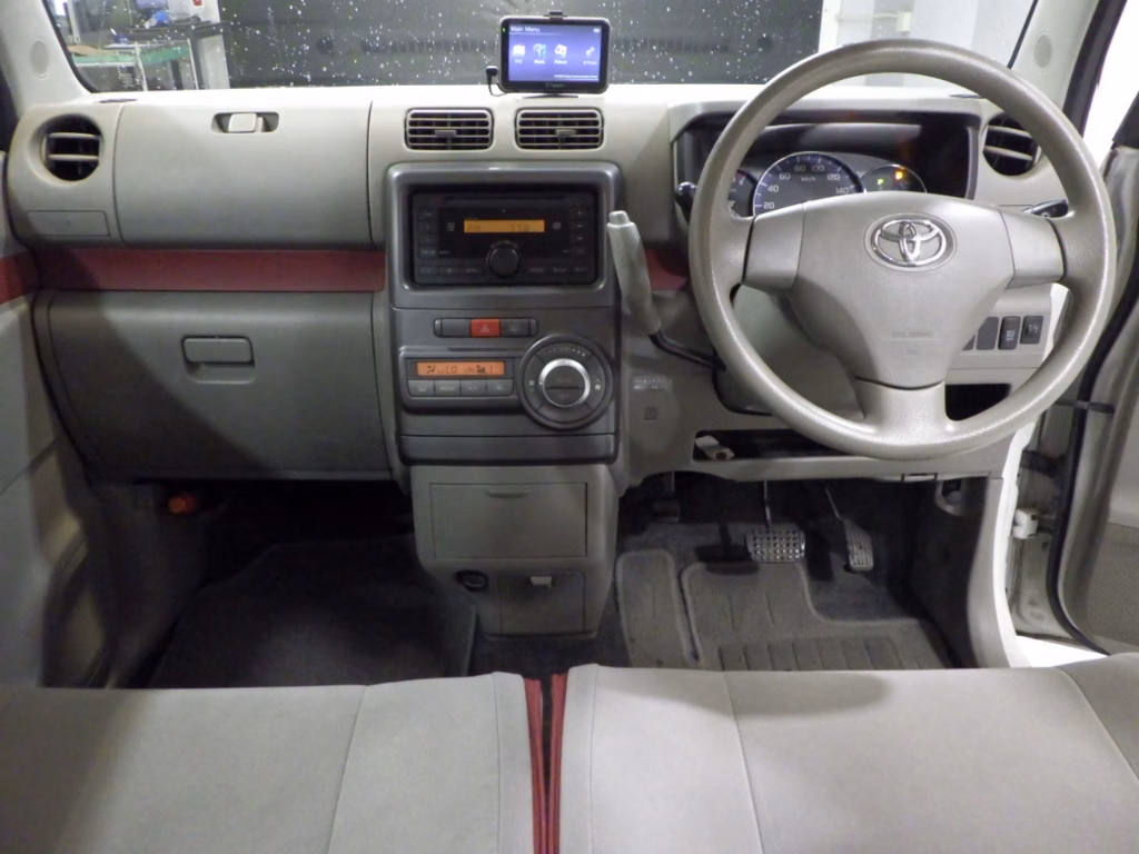 TOYOTA PIXIS SPACE