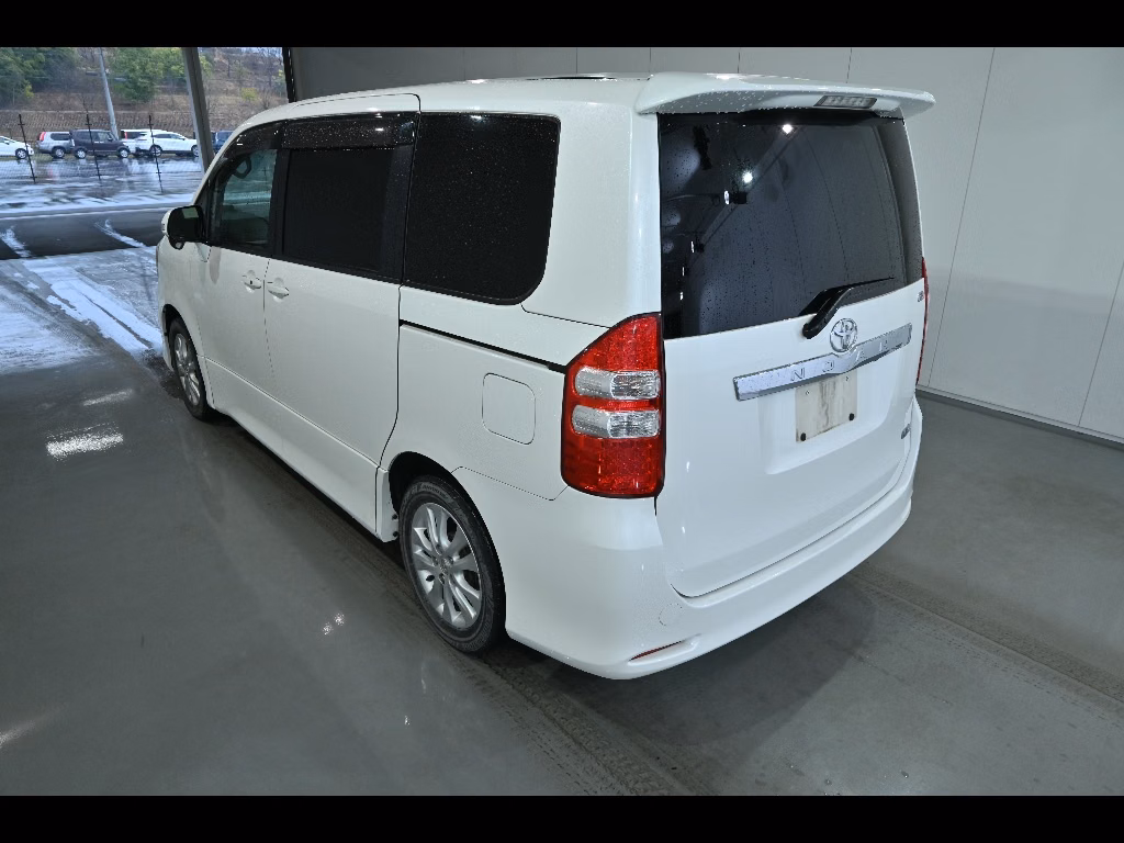TOYOTA NOAH