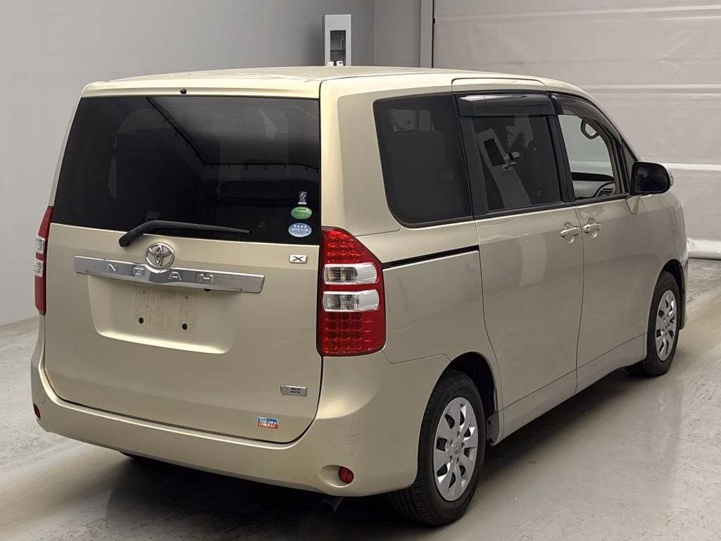 TOYOTA NOAH