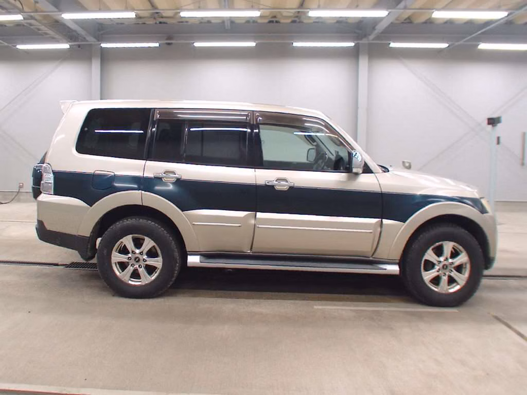 MITSUBISHI PAJERO
