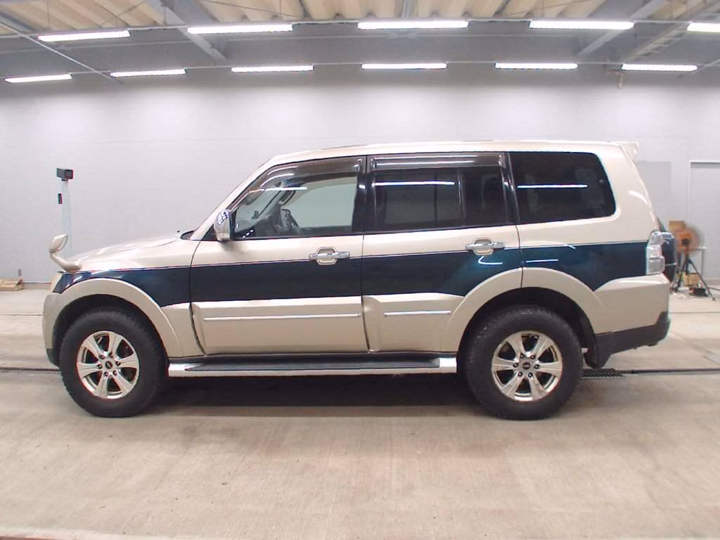 MITSUBISHI PAJERO