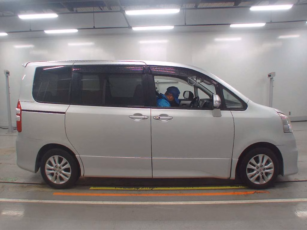 TOYOTA NOAH